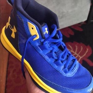 Youth basketball shoes